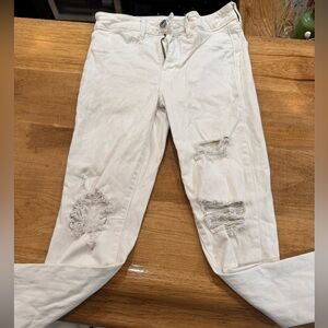 American Eagle Outfitters White Boyfriend Jeans Distressed women’s size 6 short